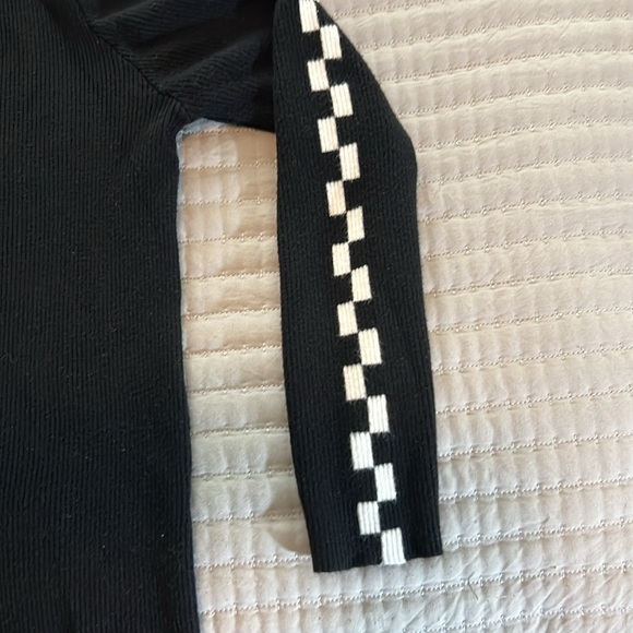 Turtlleneck black sweater with checkered sleeves - Picture 2 of 3